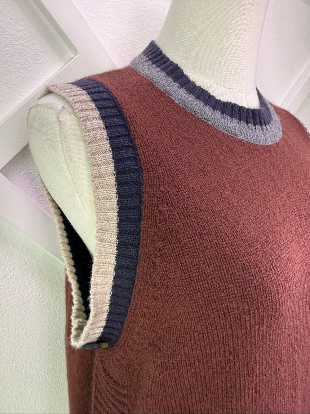 Diega PUMIO 100% Extra Fine Merino Wool Sweater Vest Side Button Medium Brown - Picture 4 of 10